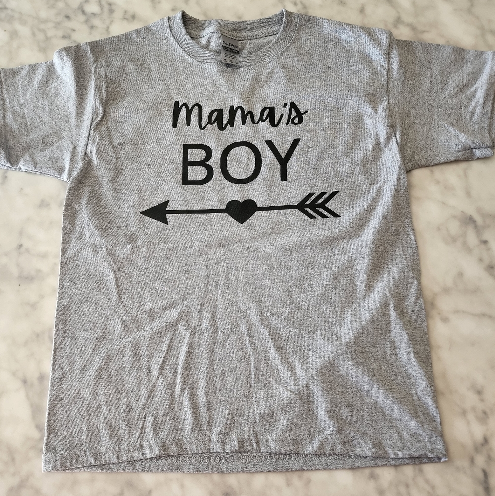 Mama's Boy heart arrow design gray tshirt size M boys youth Gildan Cotton